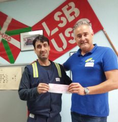 Federación de Industria de LSB-USO Euskadi paga la Caja de Resistencia en el conflicto del metal de Bizkaia