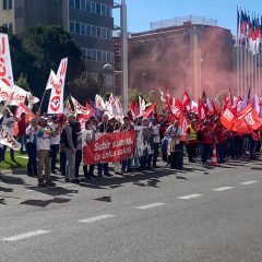 Trabajadores de Repsol se concentran en el Palacio de Congresos en defensa del Acuerdo Marco