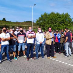 Concentración de trabajadores de Alú Ibérica Avilés contra la persecución sindical de Riesgo